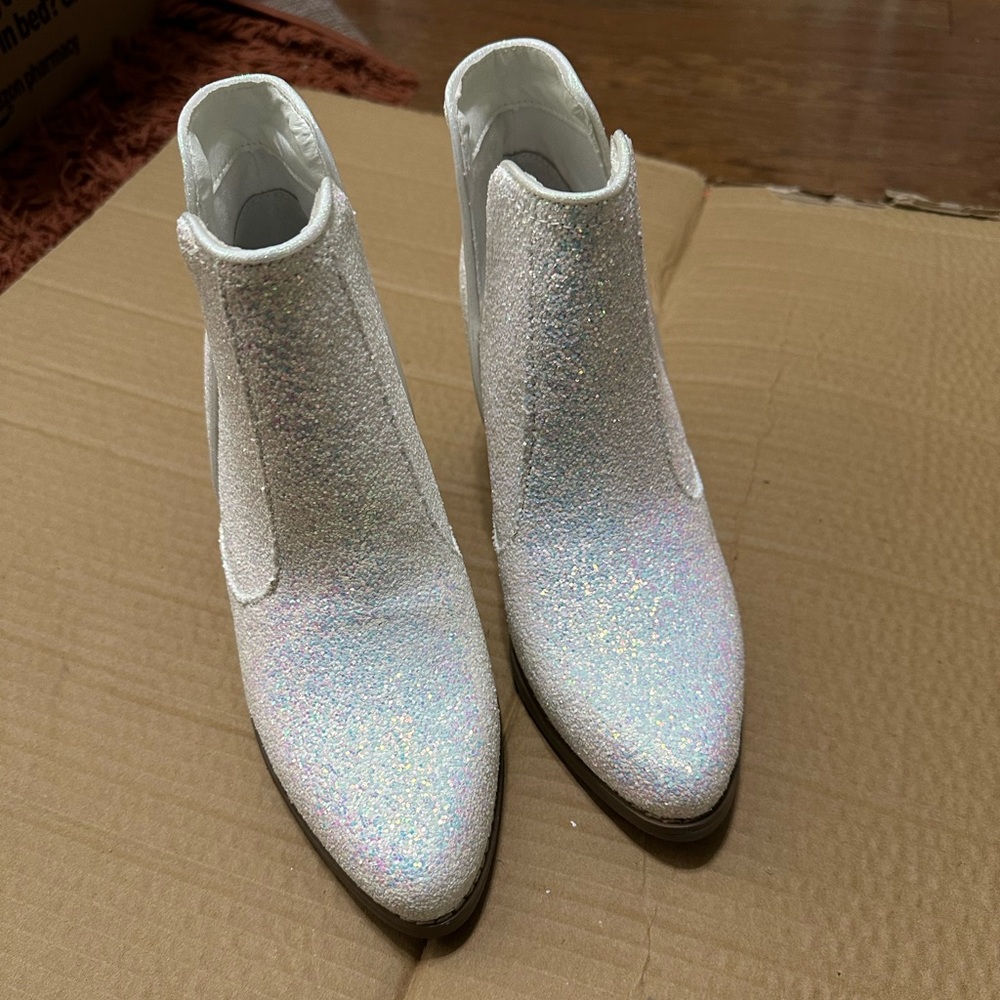 Women white ankle boots with glitter. size 7. They have several color shimmer.